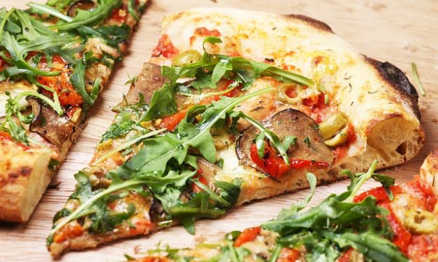 Veggie-Stammtisch: Pizza mit veganem Käse in der Pizzeria Pierrot